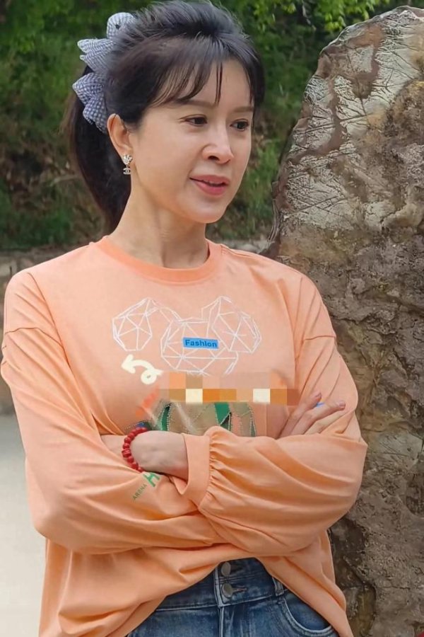 翻翻配资 金巧巧高马尾造型活力十足 宛如大学生状态佳